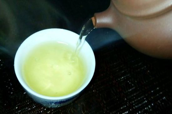 一天什么時(shí)候喝黑茶最好，喝黑茶一天最佳時(shí)間和季節(jié)